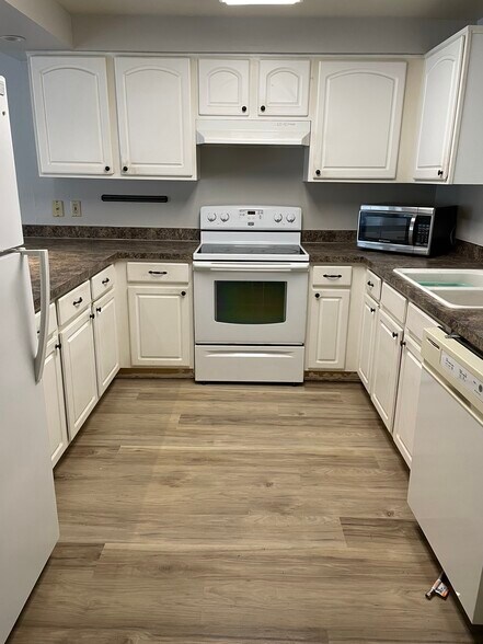 LVP flooring throughout - 13216 NE Salmon Creek Ave