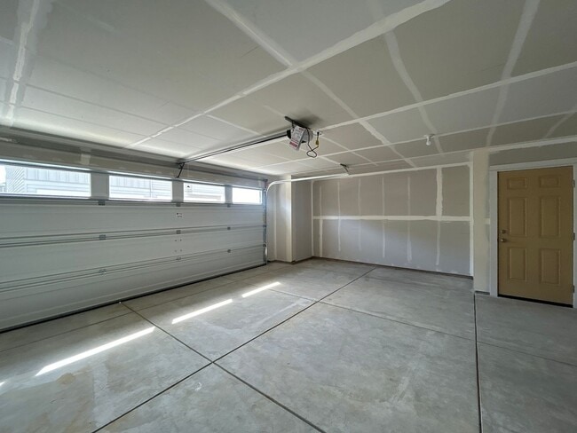 Building Photo - 3 Bedroom / 2 Bathroom Home in NW Redmond