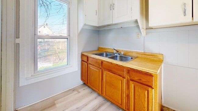Building Photo - 3123 W 58th St