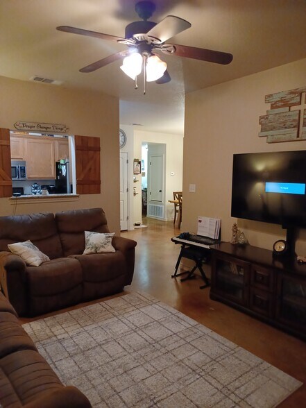 Building Photo - 809 Golf Course Rd