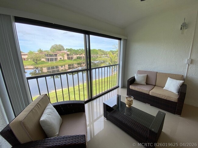Building Photo - 9285 Vista Del Lago