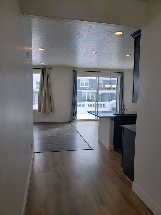 Building Photo - Trails and more at this Harvest Park Home in Mapleton!!