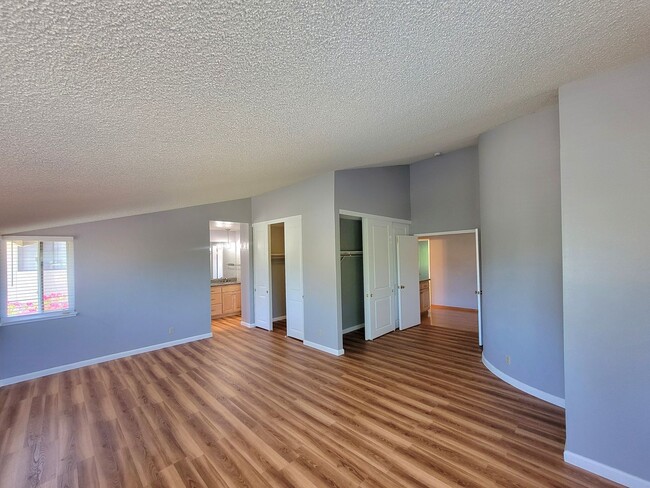 Building Photo - Spacious Beauty with Remodeled Kitchen and...