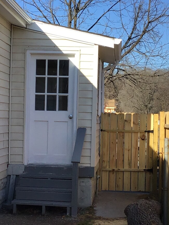 Building Photo - 811 N Royal Ave