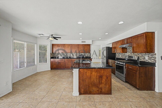 Building Photo - 820 N Granada Dr