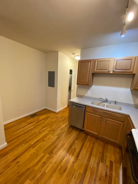 Building Photo - 3019 Ellwood Ave