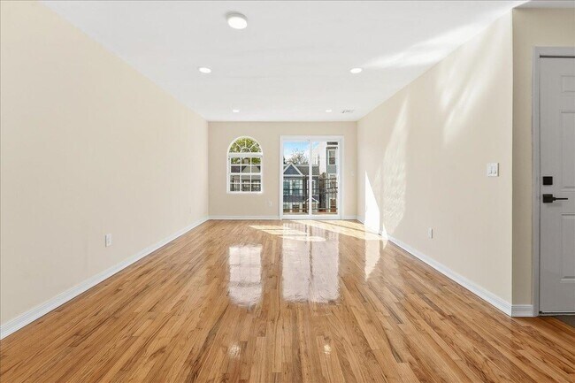 Building Photo - 624 Bramhall Ave