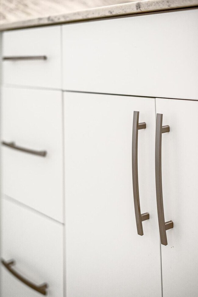 Building Photo - Stunning one bedroom unit in The Wedgewood section of town.