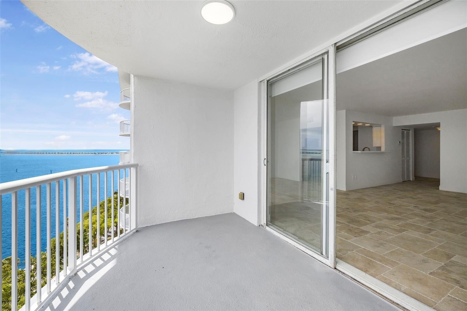 Building Photo - 1420 Brickell Bay Dr