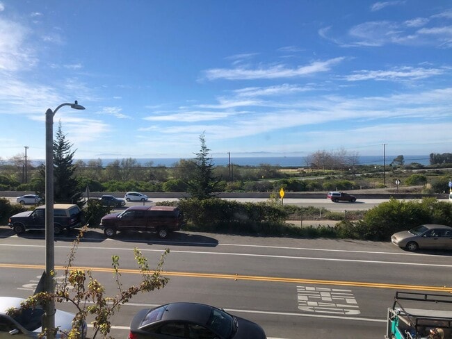 Building Photo - Wonderful 3 Bed, 1.5 Bath Upgraded Condo with Lots of Amenities