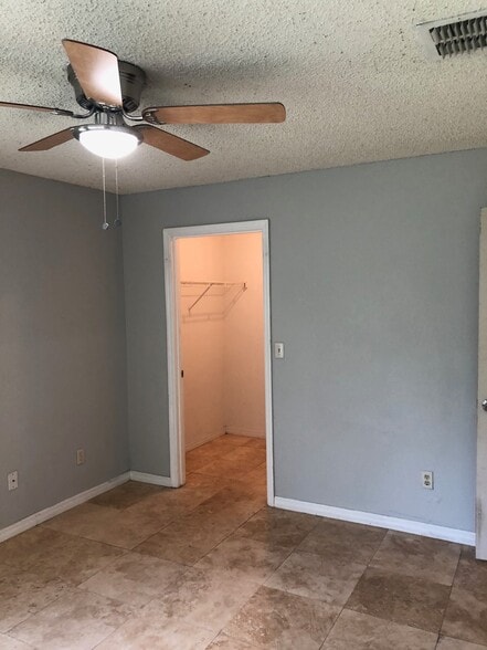 Building Photo - 2550 N Alafaya Trl