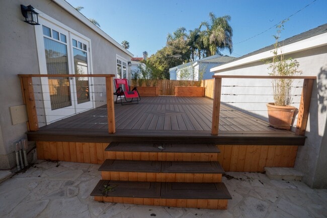 Beautiful outdoor living deck - 1420 Bonnie Brae St