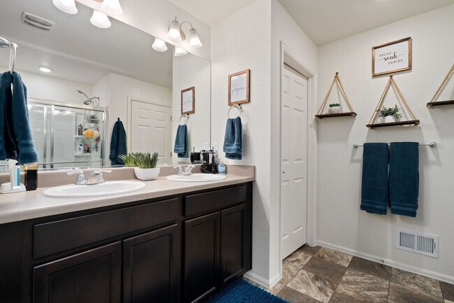 Building Photo - Beautiful 5 Bed Home in Raindance