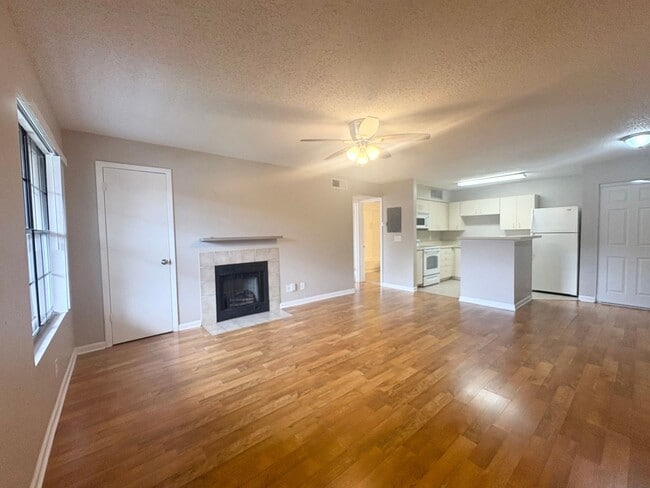 Building Photo - 1/1 Condo in Gated Lakefront Community of Altamonte Springs!