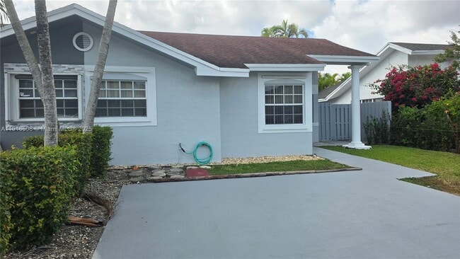 Building Photo - 9818 SW 146th Ct