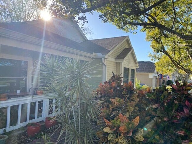 Building Photo - Florida living at its finest with the 2 bedrooms and 2 bathrooms plus a flex room home!