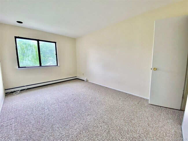 Building Photo - 75 Greenway Close