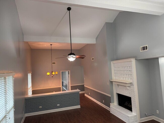 Building Photo - 383 Taylors Way