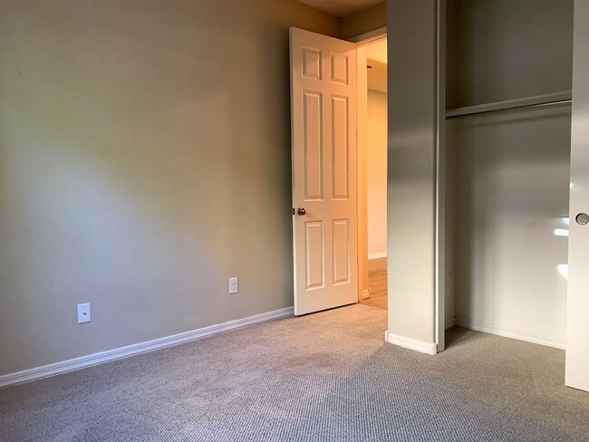 Building Photo - 4 BEDROOM PLUS LOFT, BUILT IN BBQ WITH COMMUNITY POOL