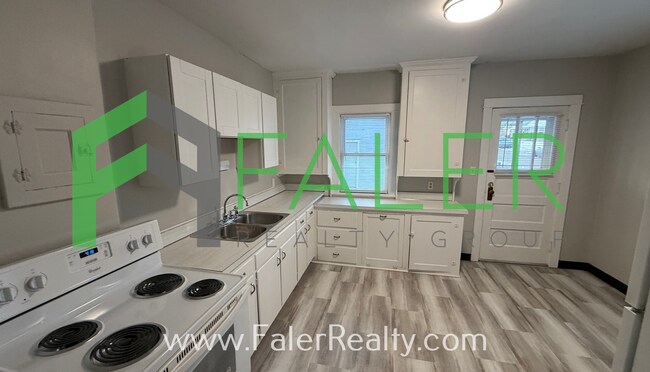 Building Photo - 1725-1727 Brookline