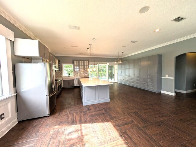Building Photo - 6535 Meandering Way