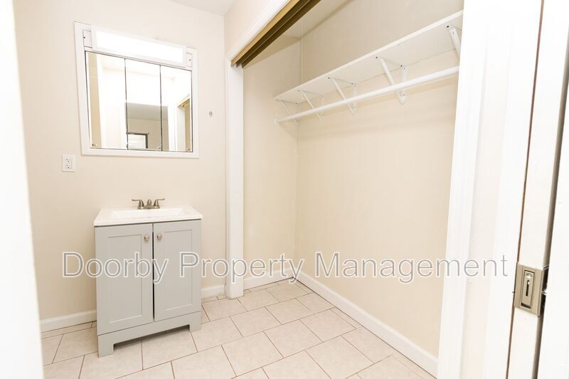 Building Photo - 936 Ely Rd