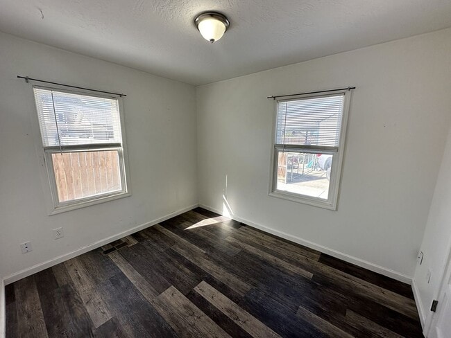 Building Photo - 1st Month Rent Free!  Charming & Modern 2-...