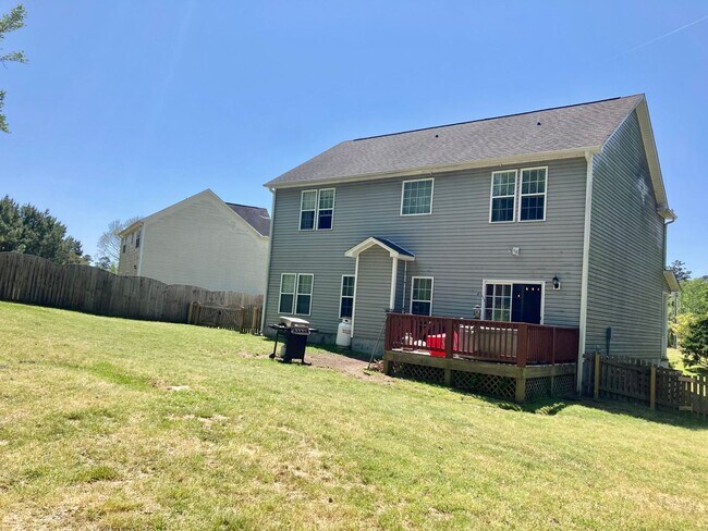 Building Photo - 5 Bedroom 3 Bath Hubert Home for Rent