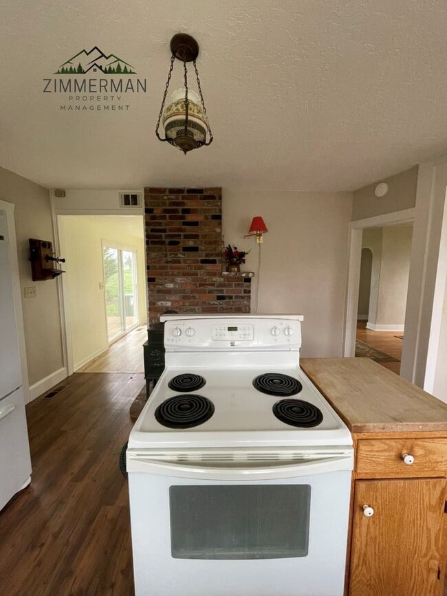 Building Photo - Adorable Updated Farmhouse in Creswell, OR