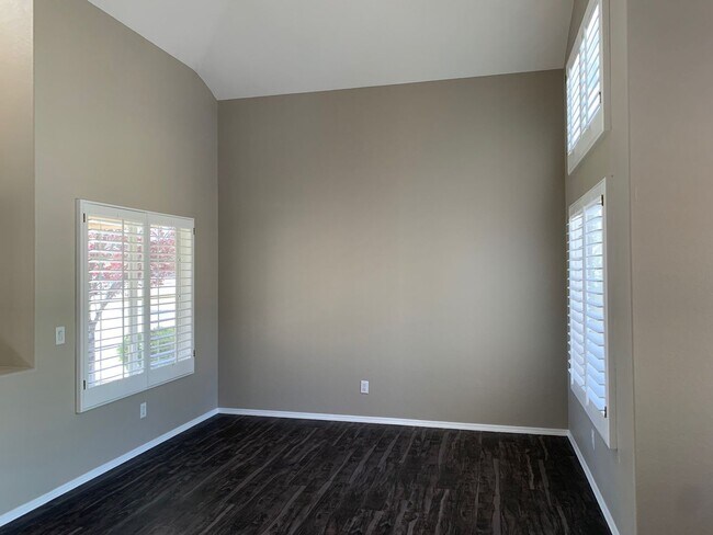 Building Photo - SHOWS LIKE A MODEL- IMMEDIATE MOVE-IN!!!