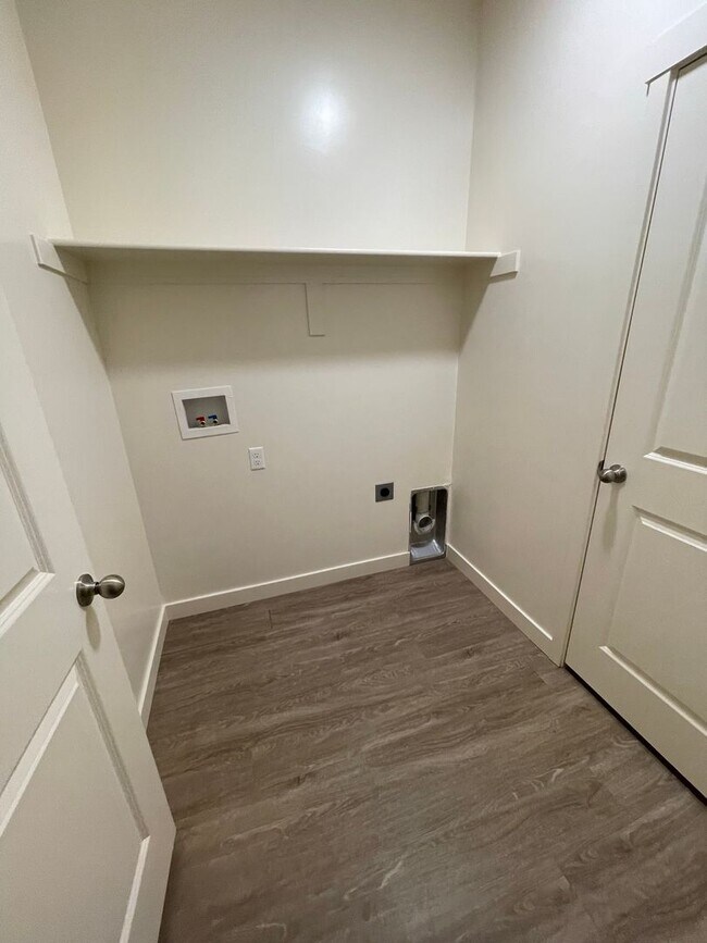 Building Photo - Spacious 3 Bed 2.5 Bath Townhome for Rent ...