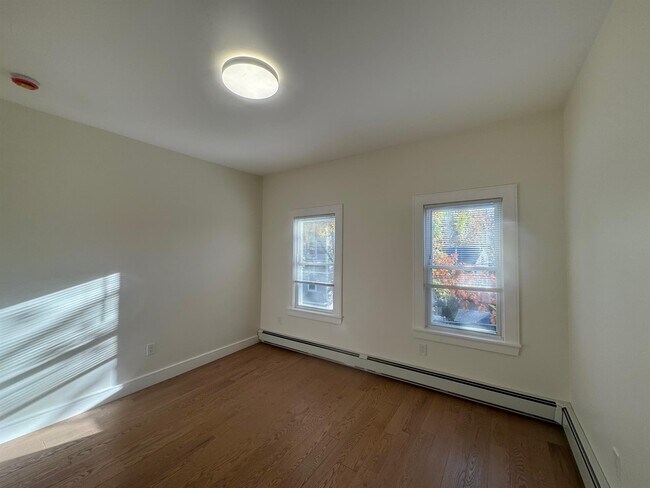 Building Photo - 13 Bristol St