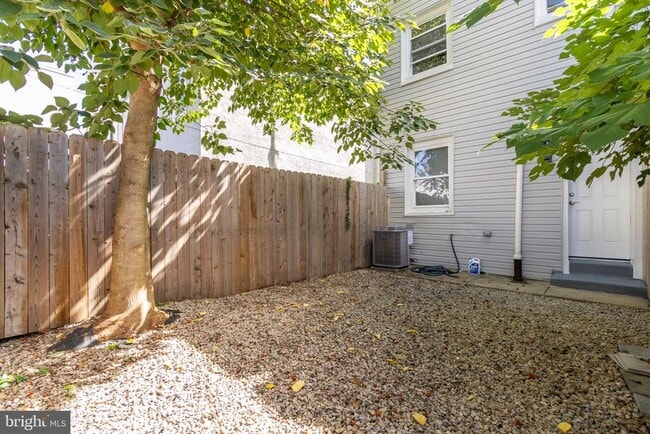 Building Photo - 2711 Oakford St