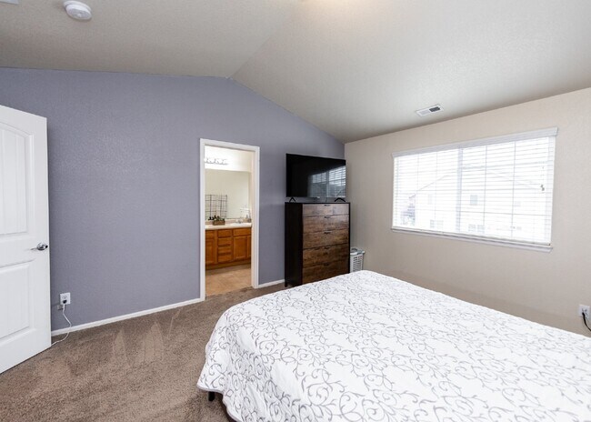 Building Photo - Spacious townhome with low maintenance.