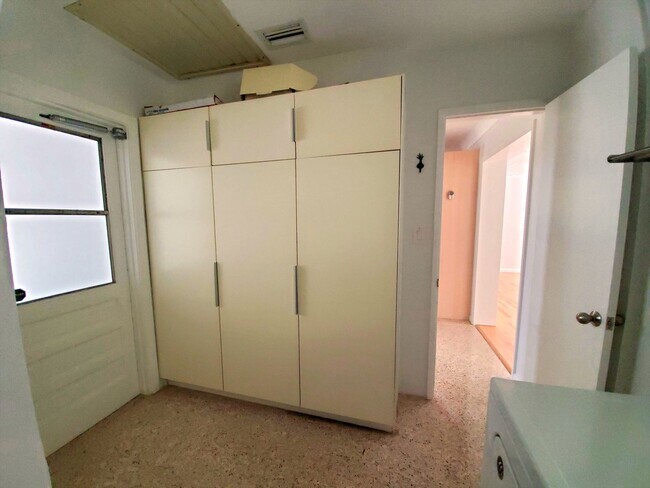 Building Photo - Stunning Pool Home in Sapphire Shores – West of the Trail Near the Ringling Museum