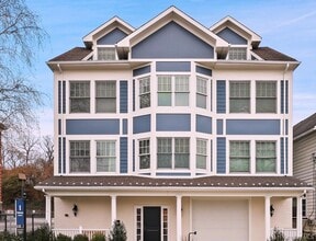 Building Photo - 10 School St