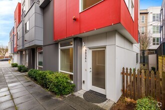 Building Photo - Modern Newer 2 Bedroom 2 Bath Townhouse - ...