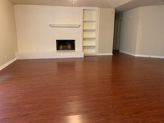 Building Photo - 1006 Poppets Way