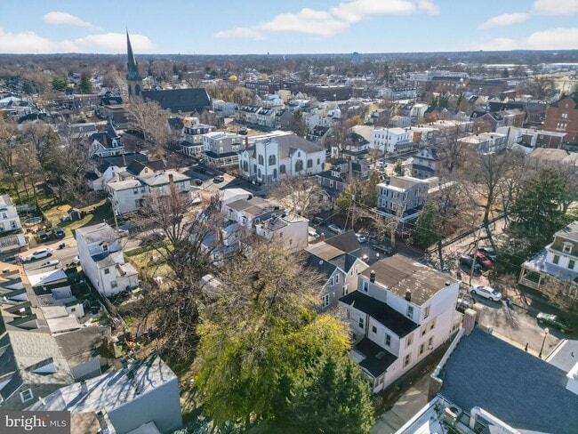 Building Photo - 325 Monmouth St