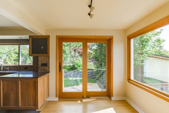 Building Photo - 3Bd/2Ba Seattle Home