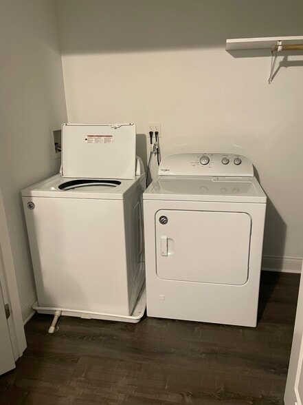 Building Photo - 6027 W Giddings St