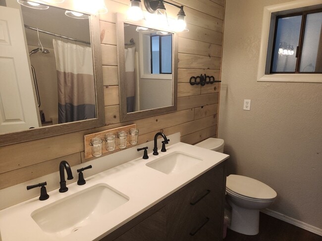 Building Photo - Updated 2 bed + bonus room / 2 bath home