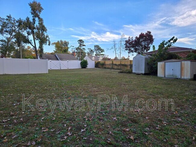 Building Photo - 4580 Hickory Dr