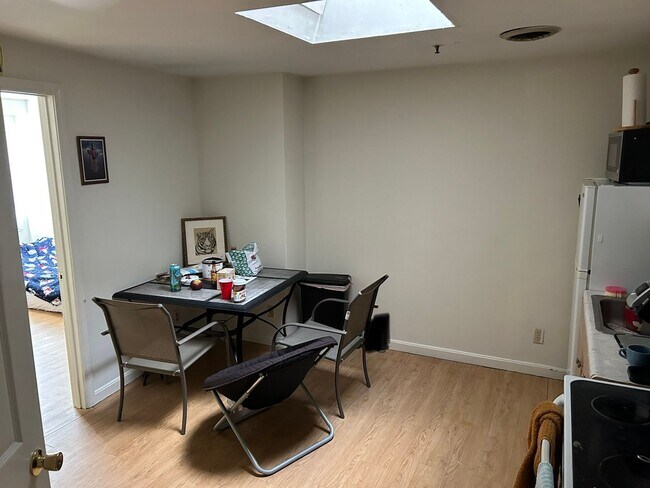 Building Photo - Welcome UNH Students! Prime 2-Bedroom Apar...