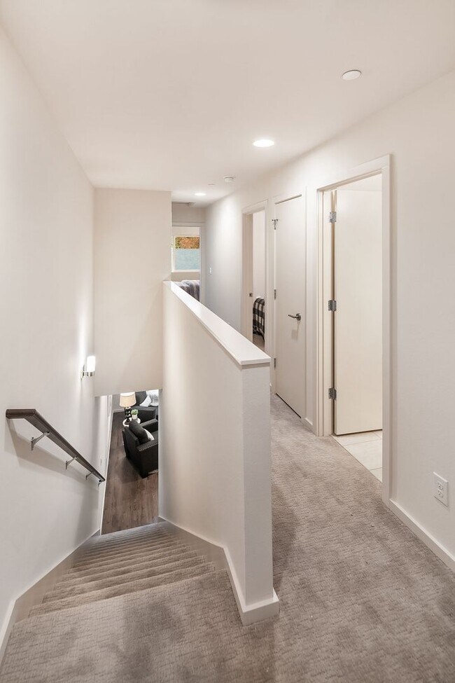 Building Photo - 4Bd/3.5Ba Shoreline Townhome