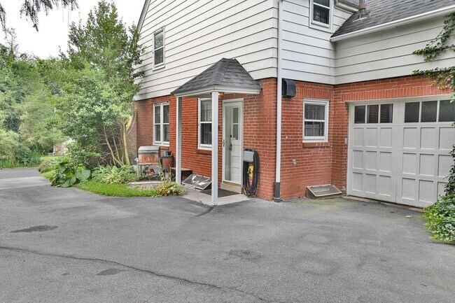 Building Photo - Beautiful Single Family in Bellevue Park
