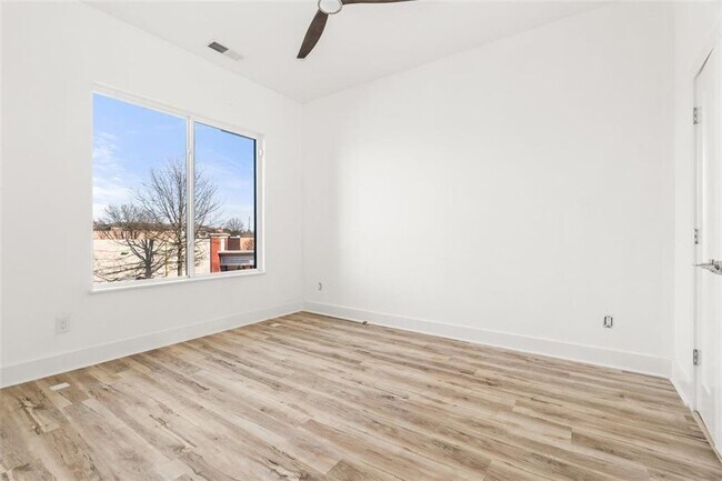 Building Photo - 1155 Custer Ave SE