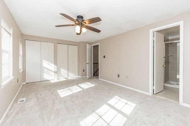 Building Photo - Well maintained 3-level 3Bd/2 full & 2 half bath TH in the sought-after Burke Centre!