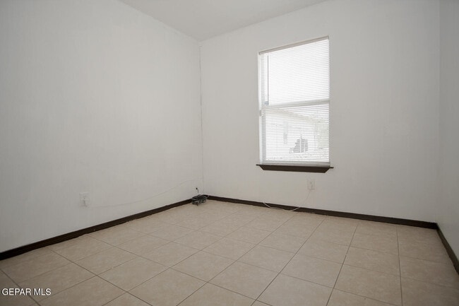 Building Photo - 8489 Roseway Dr