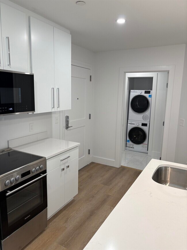 Building Photo - 238 Deer St